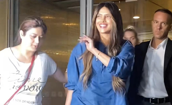 3 साल बाद हुई प्रियंका चोपड़ा की घर वापसी, एयरपोर्ट पर हद से ज्यादा खुश दिखीं 'देसी गर्ल'...देखें VIDEO 