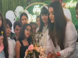 11 साल की हुईं ऐश्वर्या राय और अभिषेक बच्चन की लाडली आराध्या, मम्मी -पापा ने दी पार्टी, दादी जया बच्चन और गेस्ट के साथ यूं काटी केक 11 साल की हुईं ऐश्वर्या राय और अभिषेक बच्चन की लाडली आराध्या, मम्मी -पापा ने दी पार्टी, दादी जया बच्चन और गेस्ट के साथ यूं काटी केक