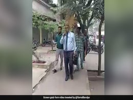 Viral Video: On Mumbai Streets, A Bank Officer With A Mic And A Message Viral Video: On Mumbai Streets, A Bank Officer With A Mic And A Message