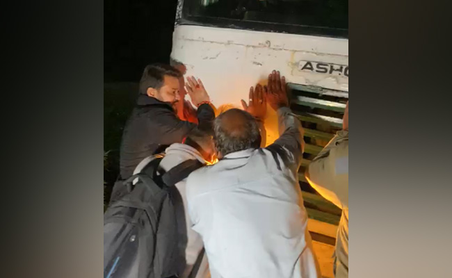 VIDEO: हाइवे पर खराब हुई बस को धक्‍का लगाते नजर आए केंद्रीय मंत्री अनुराग ठाकुर