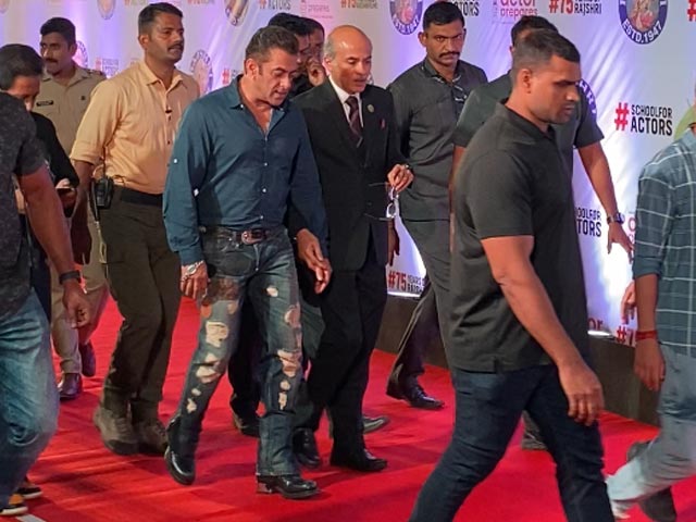 Salman Khan Attends Sooraj Barjatya's <i>Uunchai</i> Screening