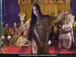 लता मंगेशकर के गाने पर इस पाकिस्तानी दुल्हन ने किया झूमकर डांस, वीडियो ने मचाया सोशल मीडिया पर धमाल लता मंगेशकर के गाने पर इस पाकिस्तानी दुल्हन ने किया झूमकर डांस, वीडियो ने मचाया सोशल मीडिया पर धमाल