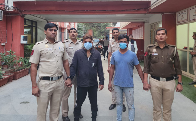 Video: पुलिस ने रोका तो भागे लुटेरे, पिस्टल के साथ स्कूल में घुसा एक साथी, छात्रों को धमकाया