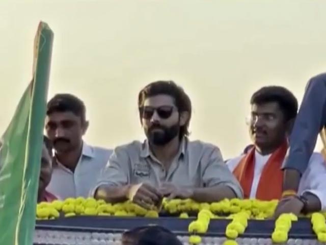 क्रिकेटर रवींद्र जडेजा ने गुजरात में किया पत्नी के लिए चुनाव प्रचार