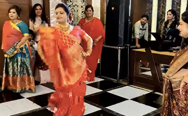 सास-बहू में चल रहा था डांस कंपटीशन, फिर बेटे ने जो किया देख कर आया मां को गुस्सा...VIDEO 