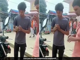 माइलेज ज्यादा देइहा...दुसरा के ठोकिहा... नई बाइक की पूजा करते हुए पंडित जी ने पढ़ा अनोखा मंत्र, सुनकर लोटपोट हुए लोग माइलेज ज्यादा देइहा...दुसरा के ठोकिहा... नई बाइक की पूजा करते हुए पंडित जी ने पढ़ा अनोखा मंत्र, सुनकर लोटपोट हुए लोग