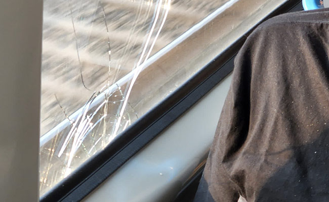 गुजरात में वंदे भारत में सवार ओवैसी की बोगी पर पथराव का दावा,  ट्रेन का शीशा भी टूटा