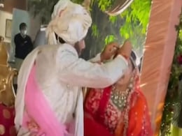 VIDEO: बार-बार कैमरे में देख सिंदूर लगाने को कह रहा था फोटोग्राफर, दूल्हे ने गुस्से में किया कुछ ऐसा हंसते-हंसते बेहाल हुए लोग VIDEO: बार-बार कैमरे में देख सिंदूर लगाने को कह रहा था फोटोग्राफर, दूल्हे ने गुस्से में किया कुछ ऐसा हंसते-हंसते बेहाल हुए लोग