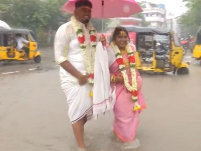देखें : भारी बारिश भी कपल को नहीं रोक पाई चेन्नई के मंदिर में शादी करने से