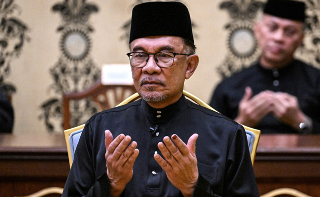 Malaysia's Long-Time Opposition Leader Anwar Ibrahim Sworn In As PM