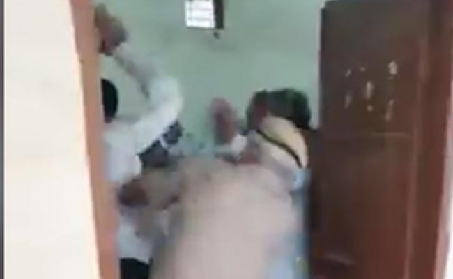 बूथ पर डाला जा रहा था वोट, तभी आपस में चलने लगे लात-घूंसे, फेंकी गई कुर्सियां, वीडियो वायरल 