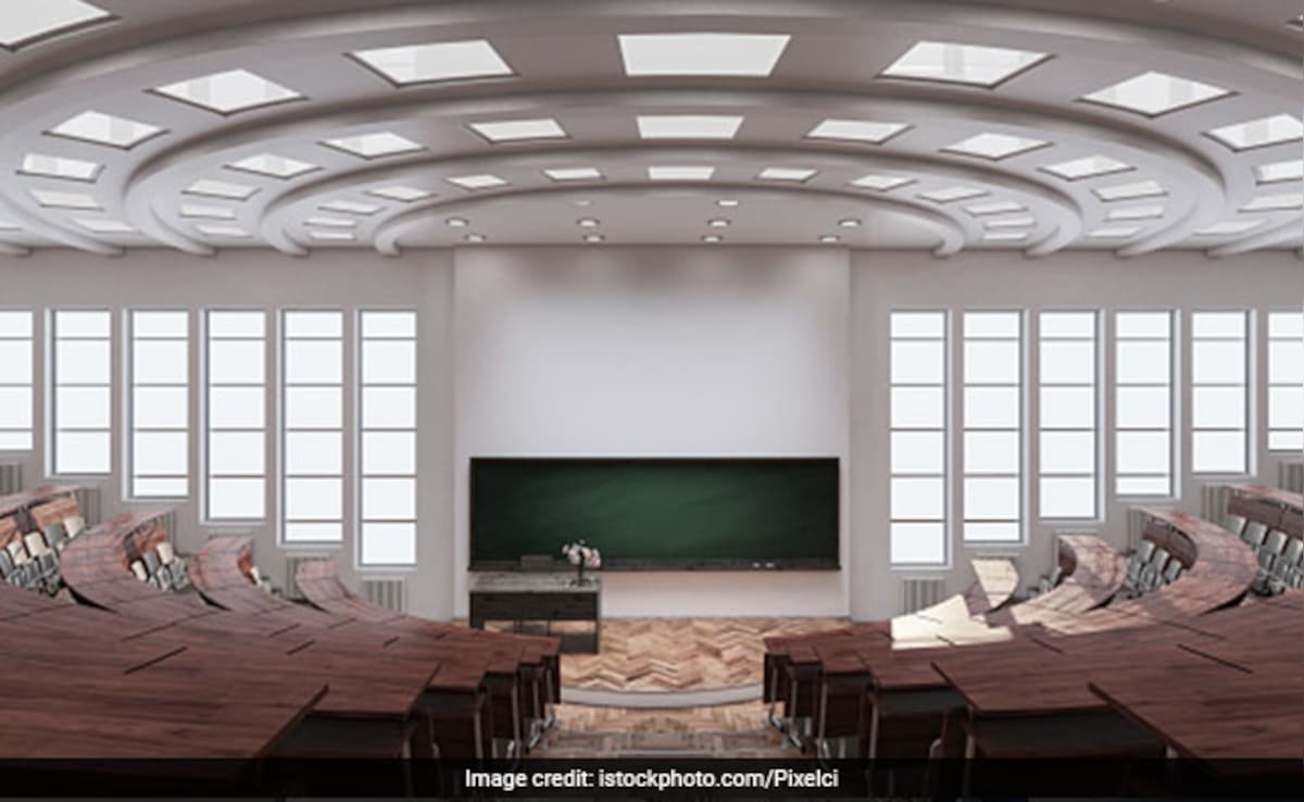 फ़िलिस्तीन पर पोस्ट लाइक करने पर मुंबई के बड़े स्कूल ने प्रिंसिपल को किया बर्खास्त