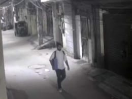 CCTV फुटेज: सुबह-सुबह बैग लेकर जाता दिखा आफताब, पुलिस को शव के टुकड़े होने का शक CCTV फुटेज: सुबह-सुबह बैग लेकर जाता दिखा आफताब, पुलिस को शव के टुकड़े होने का शक