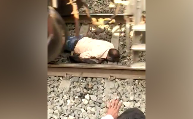 VIDEO: खड़ी ट्रेन के नीचे से पटरी पार कर रहा था शख्स, तभी चल पड़ी गाड़ी और...