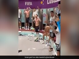 Watch: ड्रेसिंग रूप में मेस्सी का नॉन-स्टॉप डांस, साथी खिलाड़ियों संग लूट ली महफिल Watch: ड्रेसिंग रूप में मेस्सी का नॉन-स्टॉप डांस, साथी खिलाड़ियों संग लूट ली महफिल