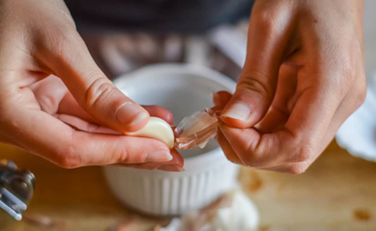 बेकार समझ कर फेंक देते हैं लहसुन के छिलके, तो जान लें इसके चमत्कारी फायदे | Garlic peel surprising benefits lahsun ke chilke ke fayde Or istemal ka tarika