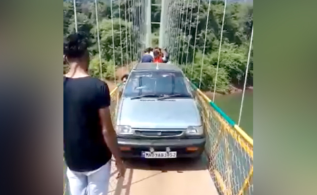गुजरात हादसे से नहीं सीखा सबक!  कर्नाटक में केबल ब्रिज पर कार लेकर गए पर्यटक, स्‍थानीय लोगों को आया गुस्सा