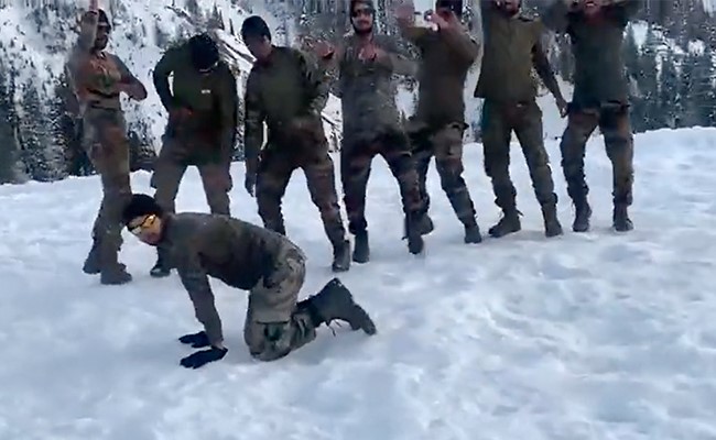 भारतीय सेना के जवानों ने 'काला चश्मा' पर किया जबरदस्त फौजी डांस, वीडियो देख गदगद हो जाएंगे