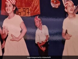 लड़कियों के पीछे डांस करता यह लड़का है टॉप एक्टर, वाइफ है सुपरस्टार, सलमान- शाहरुख के साथ दे चुकी है कई रोमांटिक फिल्में, पहचाना क्या ?  लड़कियों के पीछे डांस करता यह लड़का है टॉप एक्टर, वाइफ है सुपरस्टार, सलमान- शाहरुख के साथ दे चुकी है कई रोमांटिक फिल्में, पहचाना क्या ?