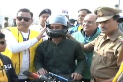 उत्तर प्रदेश पुलिस ने हेलमेट के प्रति जागरूकता के लिए शुरू किया अनोखा अभियान उत्तर प्रदेश पुलिस ने हेलमेट के प्रति जागरूकता के लिए शुरू किया अनोखा अभियान