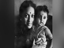 फोटो में मां की गोद में नजर आ रही बच्ची अमिताभ-अक्षय से लेकर संजय तक को कर चुकी है डेट, नाम बताने वाला कहलाएगा सिकंदर फोटो में मां की गोद में नजर आ रही बच्ची अमिताभ-अक्षय से लेकर संजय तक को कर चुकी है डेट, नाम बताने वाला कहलाएगा सिकंदर