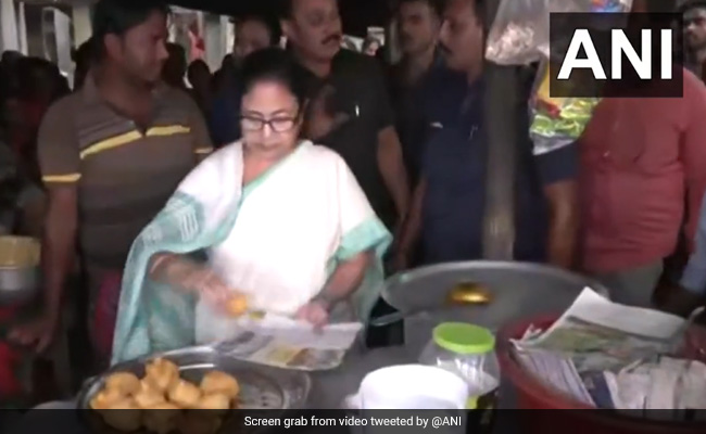 Viral Video: ममता दीदी ने चाय की दुकान पर रोका अपना काफिला, लोगों को परोसे पकौड़े