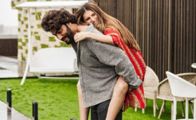 Arjun Kapoor Wants Birthday Girl Tara Sutaria To Have A "<i>Faru</i>" Year Ahead