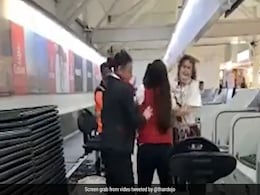 Viral Video : महिला ने एयरपोर्ट पर किया बवाल, एयरलाइन स्टाफ को मारे घूंसे, फेंका सामान Viral Video : महिला ने एयरपोर्ट पर किया बवाल, एयरलाइन स्टाफ को मारे घूंसे, फेंका सामान
