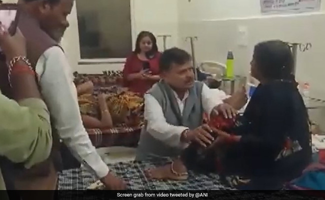 VIDEO: जब अस्पताल में बुजुर्ग महिला की तकलीफ सुन पैर दबाने लगे MP के मंत्री