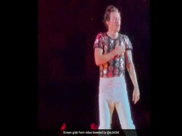Angry Harry Styles Fans React After Concert-Goer Throws Candy At Singer Angry Harry Styles Fans React After Concert-Goer Throws Candy At Singer