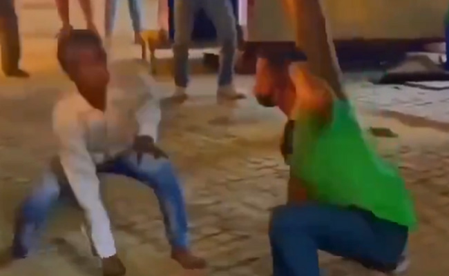 Video: नशे में धुत दोस्तों की आपस में हुई ऐसी लड़ाई, देखकर हंस-हंस कर लोटपोट हो गए लोग