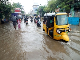 चेन्नई में भारी बारिश से दो लोगों की मौत, स्कूल-कॉलेजों को बंद किया गया चेन्नई में भारी बारिश से दो लोगों की मौत, स्कूल-कॉलेजों को बंद किया गया