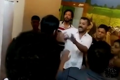 मराठी गाने नहीं, राज ठाकरे की पार्टी के नेताओं ने होटल कर्मचारियों को पीटा मराठी गाने नहीं, राज ठाकरे की पार्टी के नेताओं ने होटल कर्मचारियों को पीटा