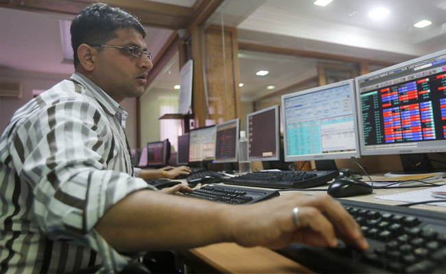 शेयर बाजार में दिखने लगा कोरोना का असर, सेंसेक्स और निफ्टी लाल निशान में