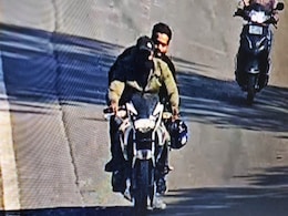 MP : बंदूक दिखाकर बैंक से लूट ले गए 16 किलो सोना और लाखों रुपए कैश, कर्मचारियों को भी जमकर पीटा MP : बंदूक दिखाकर बैंक से लूट ले गए 16 किलो सोना और लाखों रुपए कैश, कर्मचारियों को भी जमकर पीटा
