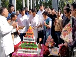 बर्थडे के पहले मंदिर की तरह बना केक काटकर विवादों में घिरे कमलनाथ, बीजेपी ने साधा निशाना बर्थडे के पहले मंदिर की तरह बना केक काटकर विवादों में घिरे कमलनाथ, बीजेपी ने साधा निशाना