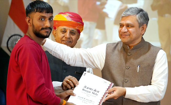 केंद्र सरकार में हर महीने लगभग 16 लाख रोजगार पैदा हो रहे : रेल मंत्री वैष्णव