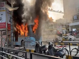 मध्यप्रदेश : इंदौर के सत्यसांई चौराहे पर आईबस में लगी आग, कोई हताहत नहीं मध्यप्रदेश : इंदौर के सत्यसांई चौराहे पर आईबस में लगी आग, कोई हताहत नहीं