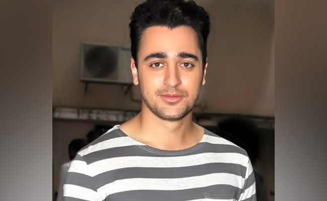 ‘जाने तू या जाने ना’ में जेनेलिया डिसूजा के हीरो इमरान खान आइरा की इंगेजमेंट पार्टी में हुए स्पॉट, बदले लुक को देख कर फैंस हुए हैरान