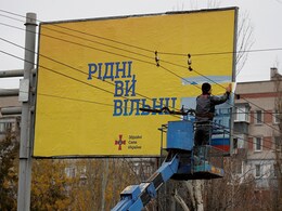 Ukraine's Kherson Removes Pro-Russia Signs, Puts Up Pro-Ukrainian Ones Ukraine's Kherson Removes Pro-Russia Signs, Puts Up Pro-Ukrainian Ones