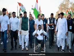 भारत जोड़ो यात्रा : इंदौर में राहुल गांधी दिव्यांग व्यक्ति की व्हीलचेयर धकेलते नजर आए भारत जोड़ो यात्रा : इंदौर में राहुल गांधी दिव्यांग व्यक्ति की व्हीलचेयर धकेलते नजर आए