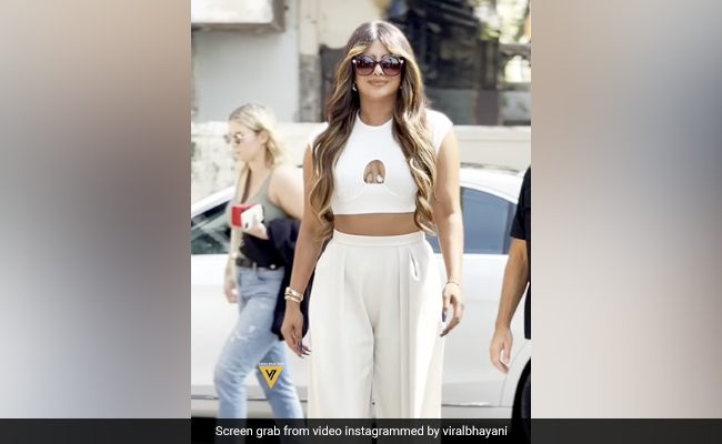 व्हाइट कलर की इस ड्रेस में दिखीं प्रियंका चोपड़ा, फैंस बोले- अब तो ये इंडियन लगती ही नहीं