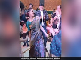 VIDEO: डीजे पर अपना फेवरेट गाना बजते ही बेकाबू हुई आंटी, खतरनाक डांस से हिला दिया स्टेज, लोग बोले- कोई तो रोक लो !  VIDEO: डीजे पर अपना फेवरेट गाना बजते ही बेकाबू हुई आंटी, खतरनाक डांस से हिला दिया स्टेज, लोग बोले- कोई तो रोक लो !