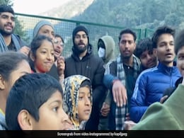 विराट कोहली से कुछ इस तरह मिला उनका फैन, वायरल हुआ Video, देख भावुक हुए लोग विराट कोहली से कुछ इस तरह मिला उनका फैन, वायरल हुआ Video, देख भावुक हुए लोग
