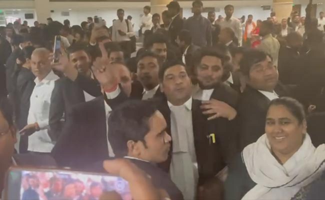 Lawyers Protest At Court Against Delhi Murder Accused Aftab Poonawalla
