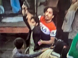 VIRAL VIDEO : इस लड़के ने बचाई इमरान खान की जान...सोशल मीडिया पर हो रही तारीफ VIRAL VIDEO : इस लड़के ने बचाई इमरान खान की जान...सोशल मीडिया पर हो रही तारीफ