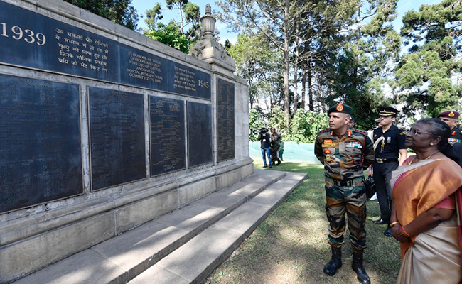 राष्ट्रपति ने नागालैंड में पारंपरिक अंगामी गांव, कोहिमा वार सेमिटेरी का दौरा किया