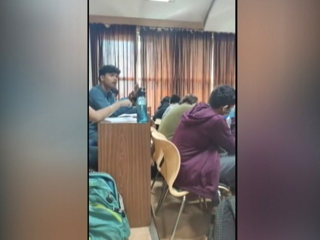 "मुझे आतंकी नहीं कह सकते..." : मुस्लिम छात्र ने प्रोफेसर के सामने जताया विरोध "मुझे आतंकी नहीं कह सकते..." : मुस्लिम छात्र ने प्रोफेसर के सामने जताया विरोध