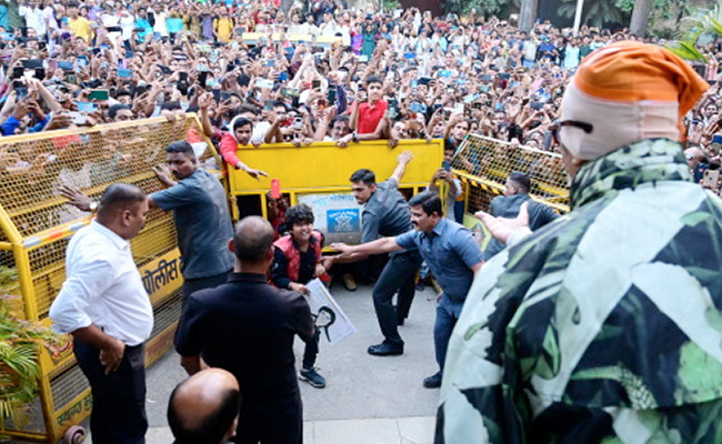 सभी सुरक्षा घेरे को तोड़ अमिताभ बच्चन से मिलने आया ये फैन, सबके सामने छूने लगा बिग बी के पैर