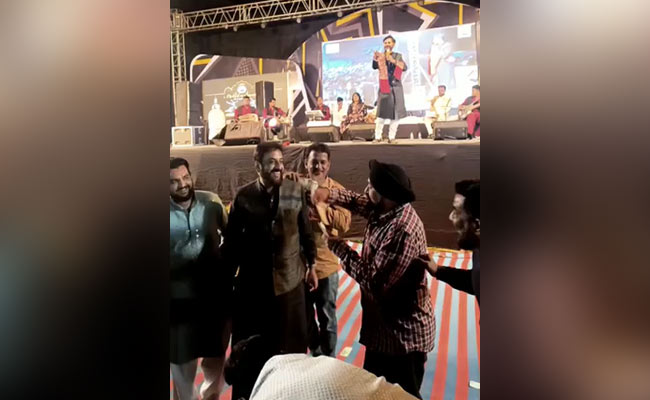 VIDEO : ...जब कव्वाली कार्यक्रम के बीच AIMIM सांसद पर होने लगी नोटों की बारिश